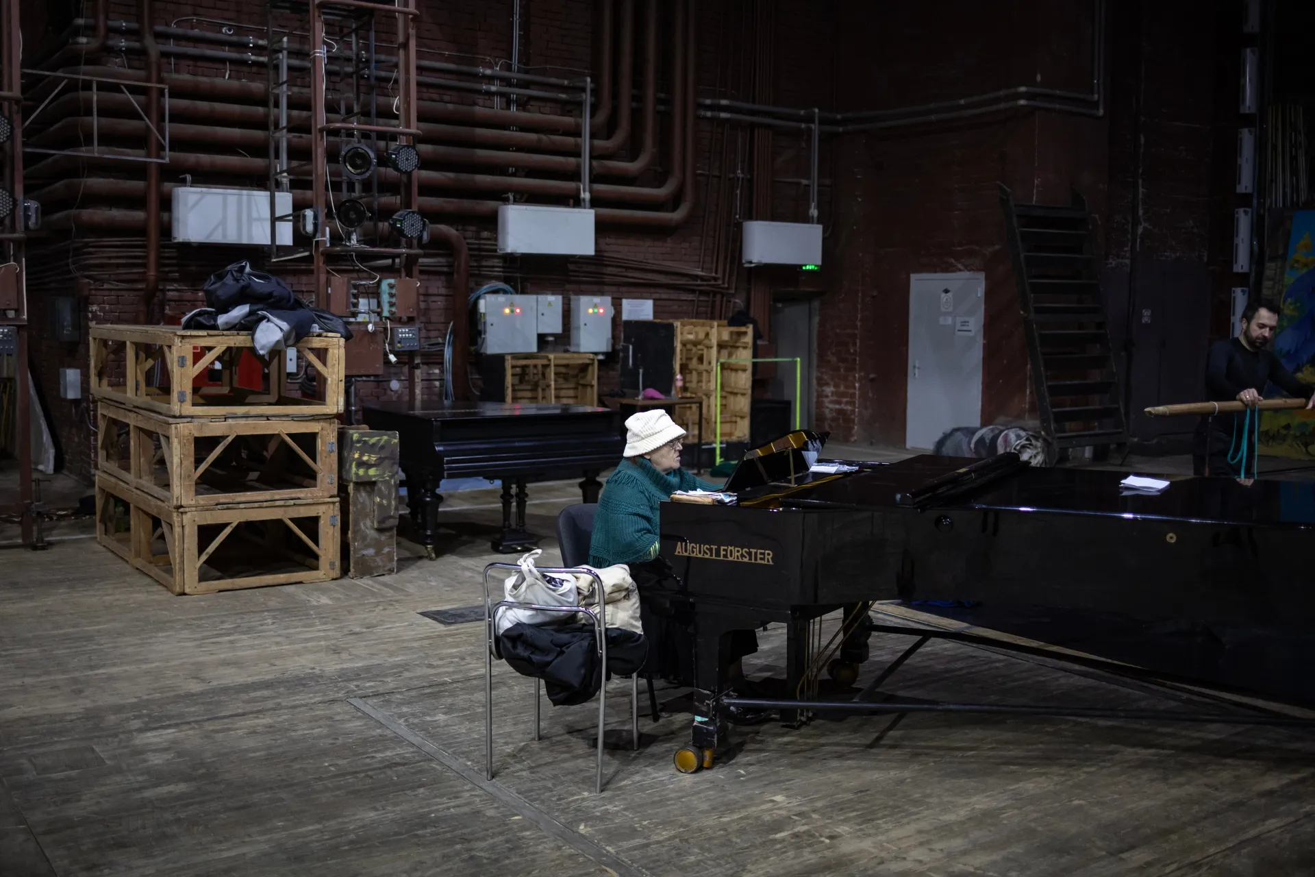Піаніст грає, поки балерини репетирують для відродження «Шопеніани» у підземному приміщенні Національного академічного театру опери та балету в Харкові, Україна, 26 квітня 2025 року.